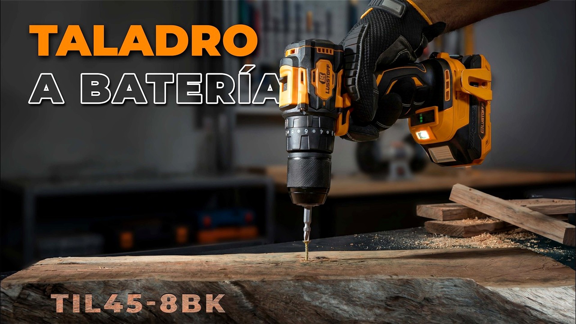 Operario profesional usando taladro inalámbrico Lüsqtoff TIL45131-8BK